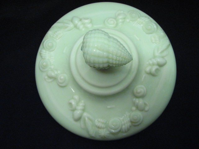 WESTMORELAND LIGHT GREEN ARGONAUT SEA SHELL SERPENT FOOTED COVERED 