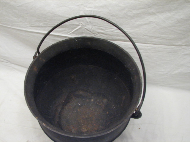 ANTIQUE CAST IRON GYPSY KETTLE BEAN POT O.P&CO 7 FOOTED  