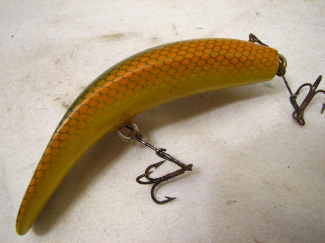 nice vintage Flatfish fishing lure. Comes in the original box. The 