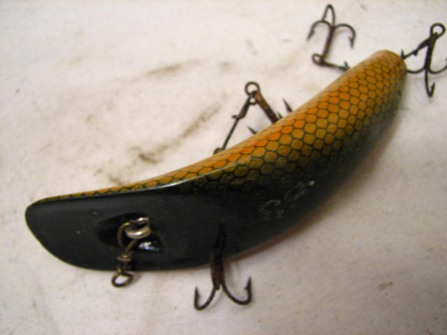 nice vintage Flatfish fishing lure. Comes in the original box. The 