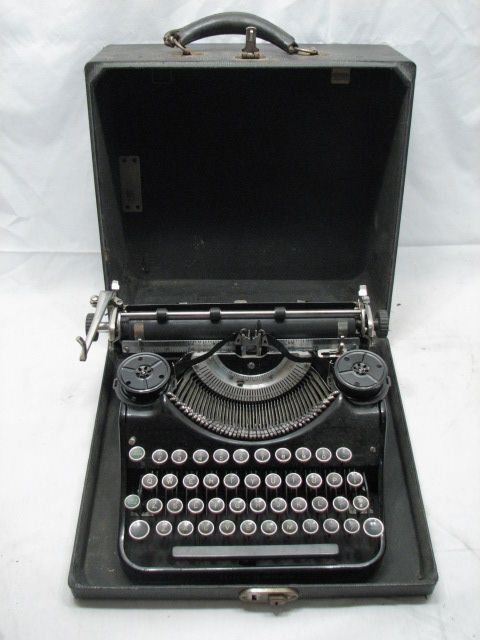 ANTIQUE 1930s UNDERWOOD PORTABLE TYPEWRITER W/CARRY CASE  