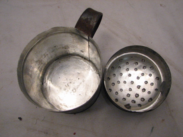 ANTIQUE TIN SUGAR SHAKER / MUFFINEER KITCHEN TOOL  