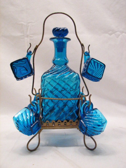   & CORDIAL GLASSES MINIATURE MUGS PRESSED SWIRL BLUE GLASS WIRE CADDY