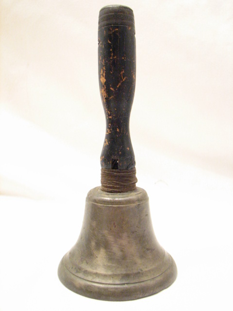 ANTIQUE BRASS SCHOOL TEACHER DESK HAND BELL WOOD HANDLE TOWN CRIER 